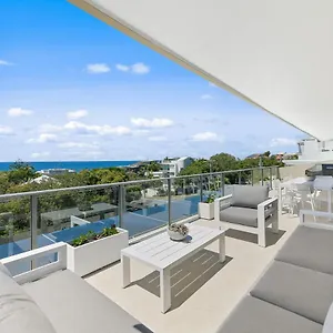 crystal-shores-sunshine-beach.queenslandhotels.net/